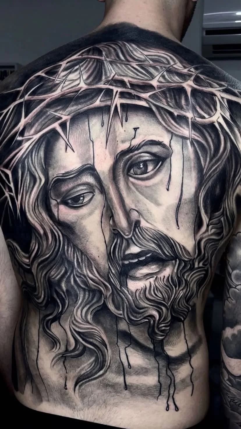 Tatuagem realista de Cristo nas costas em preto e cinza