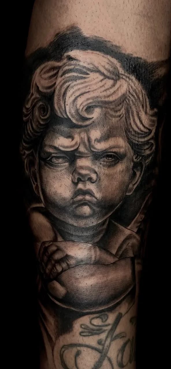 Tatuagem realista de anjo querubim em preto e cinza
